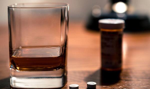 混合酒精和他汀类药物——NHS发布“严重”健康警告