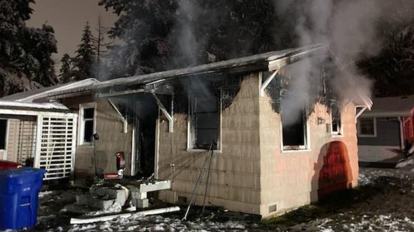 邻居从林伍德房屋火灾中救出妇女