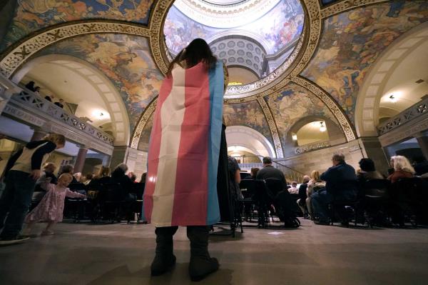 密苏里州的规定是限制跨性别医疗保健的快速推动的一部分